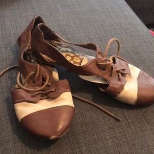 Open sided saddle shoes